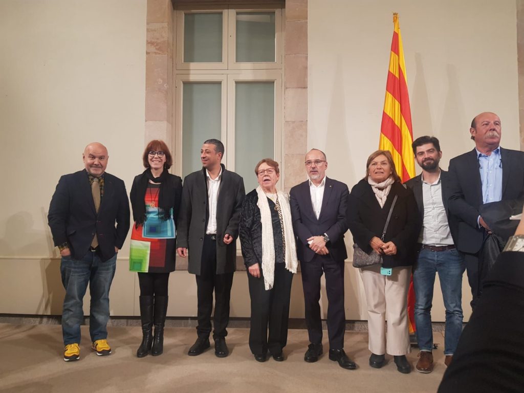 Mercè Batlle, presidenta del Comité Catalán de Representantes de Personas con Discapacidad (COCARMI) y presidenta de Aspace Catalunya, recibe el premio Solidaridad 2022 acompañada de una extensa representación política y social