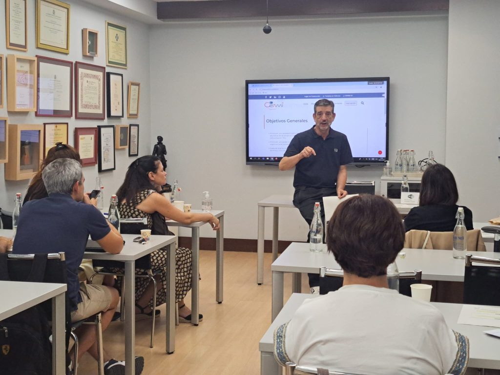  Luis Alonso, comisionado adjunto para CERMIS Autonómicos, durante su ponencia