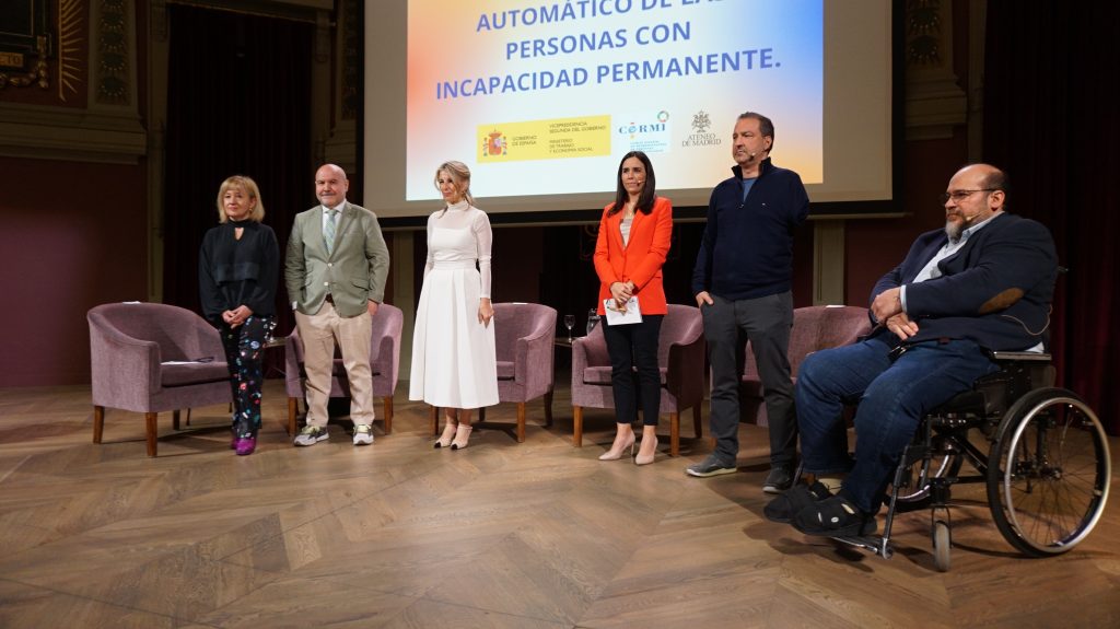 Luis Cayo Pérez Bueno junto a Yolanda Díaz y otras personas en un debate