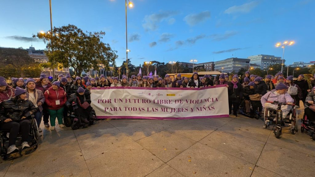 imagen de las mujeres asistentes a la concentración cívica contra la violencia machista organizada en la plaza de Cibeles de Madrid