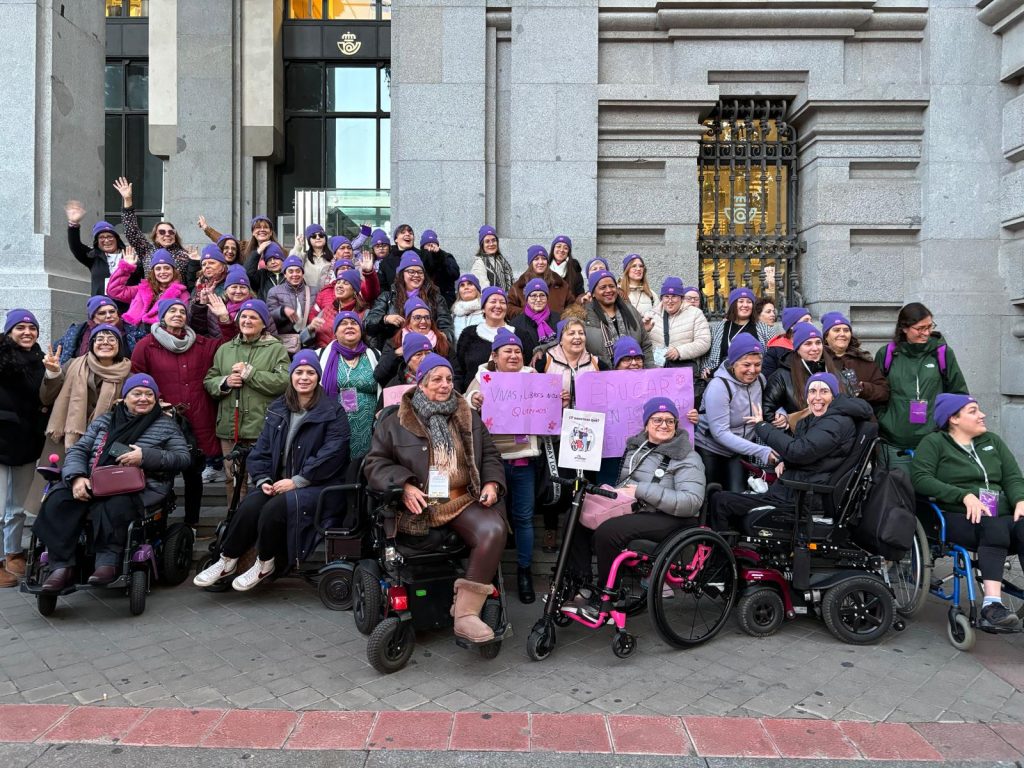 imagen de las mujeres asistentes a la concentración cívica contra la violencia machista organizada en la plaza de Cibeles de Madrid