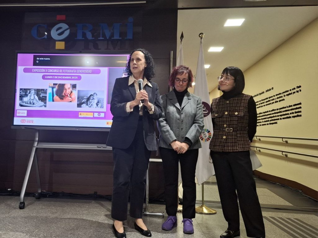 Ana Peláez, Pilar Villarino y Sara de Torres a la izda
