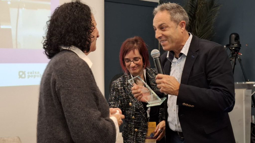 Ana Pelaéz entrega el premio al marido de Teresa Navarro