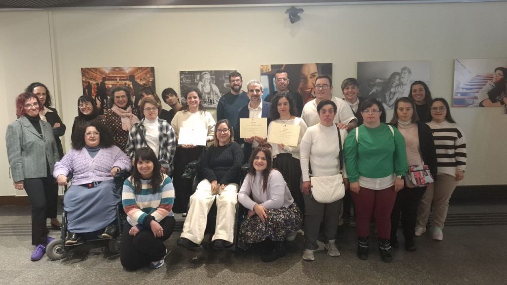 Imagen da familia de personas premia das, FCM y asistentes inauguració