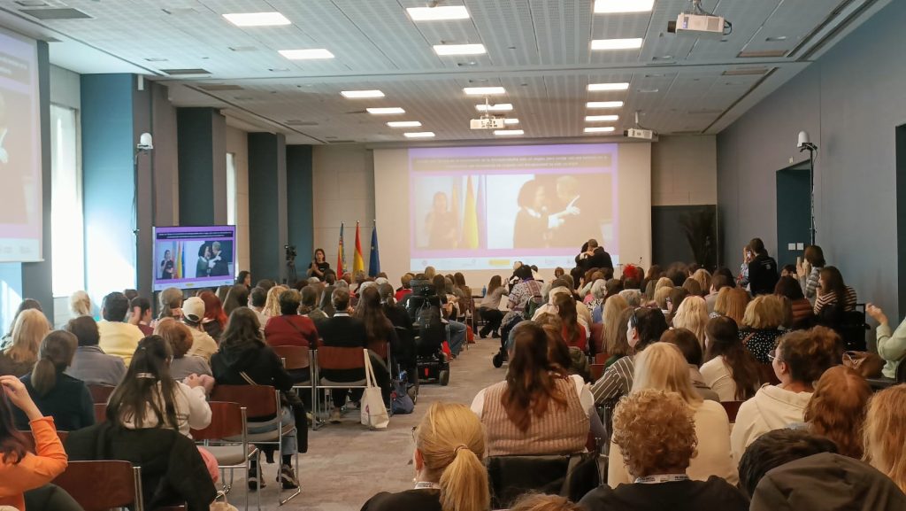 Momento de entrega del premio al marido de Teresa Navarro 