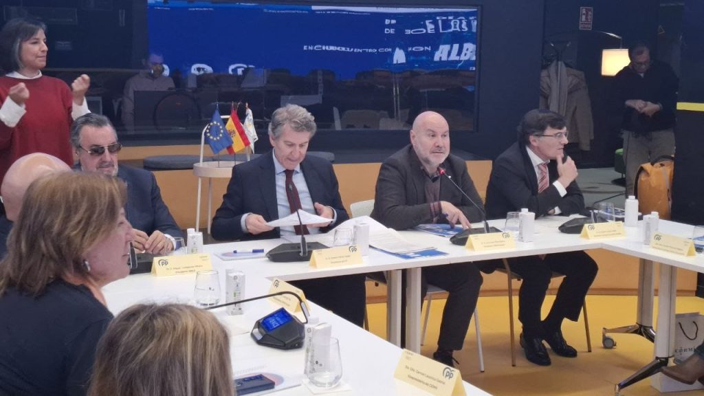 Imagen de la reunión con Luis Cayo Pérez Bueno y el presidente del Partido Popular, Alberto Núñez Feijóo