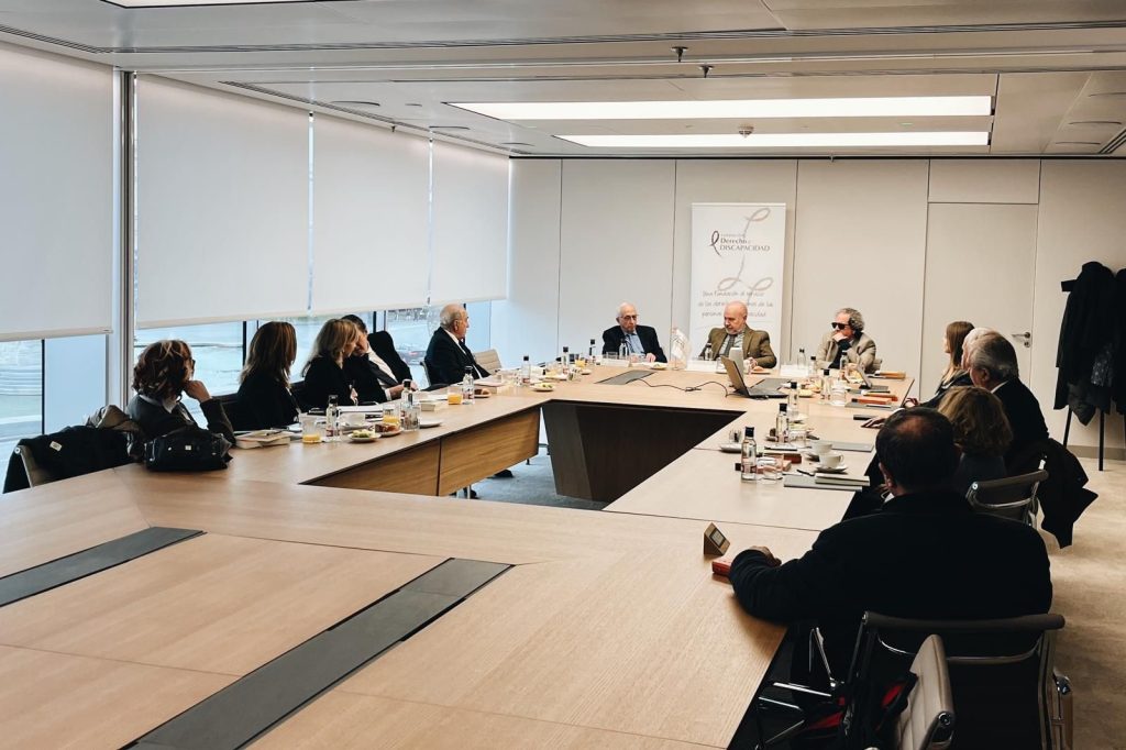 Imágenes de la reunión del Patronato de la Fundación Derecho y Discapacidad en la sede de la firma legal Garrigues, en Madrid