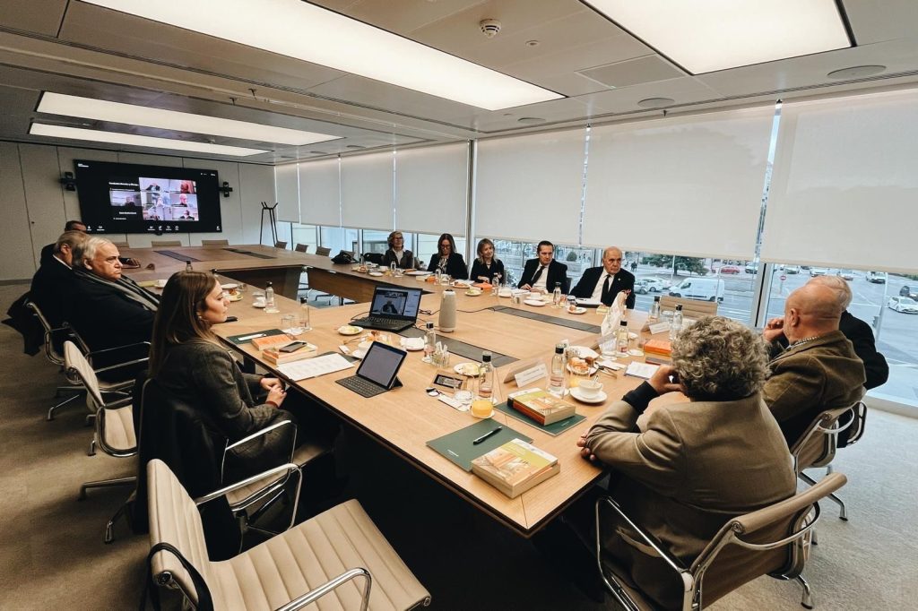 Imágenes de la reunión del Patronato de la Fundación Derecho y Discapacidad en la sede de la firma legal Garrigues, en Madrid