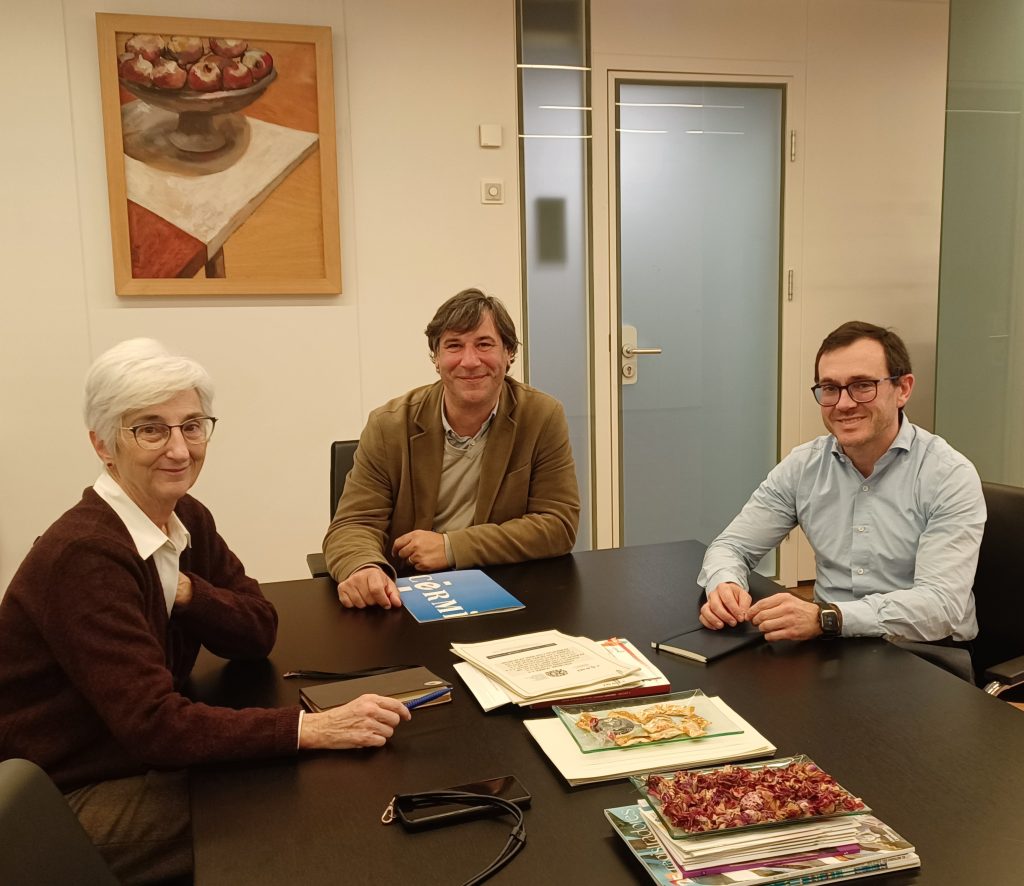 Gregorio Saravia con el Fiscal María José Segarra Crespo y el Fiscal David Mayor Fernández. 