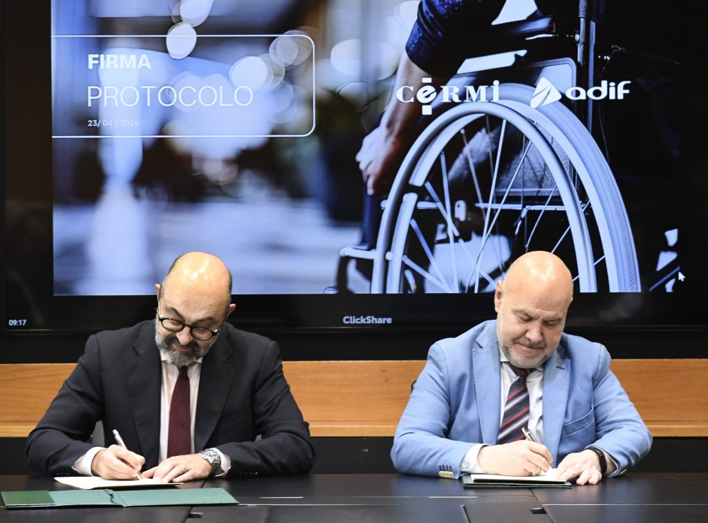 El presidente del CERMI estatal, Luis Cayo Pérez Bueno, junto al presidente de Adif y Adif Alta Velocidad, Luis Pedro Marco de la Peña, en el acto de firma