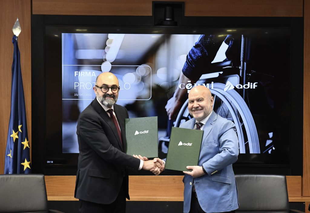 El presidente del CERMI estatal, Luis Cayo Pérez Bueno, junto al presidente de Adif y Adif Alta Velocidad, Luis Pedro Marco de la Peña, en el acto de firma