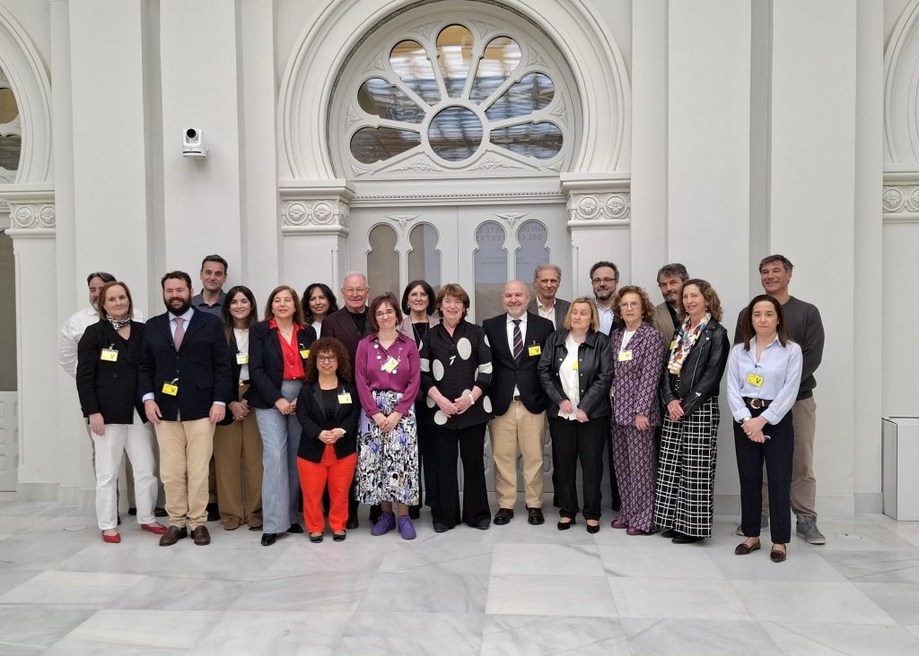 En la imagen, representantes del movimiento social de la discapacidad organizada, integrantes del Comité Ejecutivo del CERMI, junto a la subgobernadora del Banco de España, Soledad Núñez Ramos, durante la reunión celebrada en la sede de la institución en Madrid.
